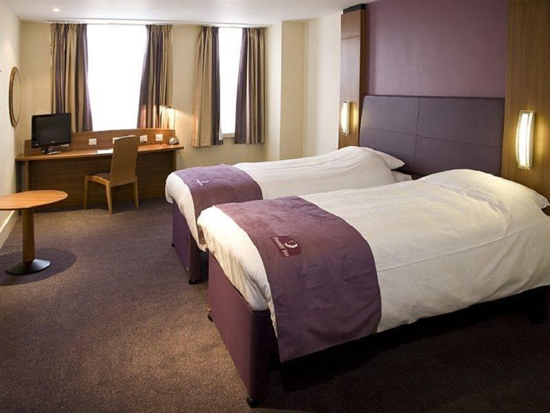 Premier Inn London City Room photo
